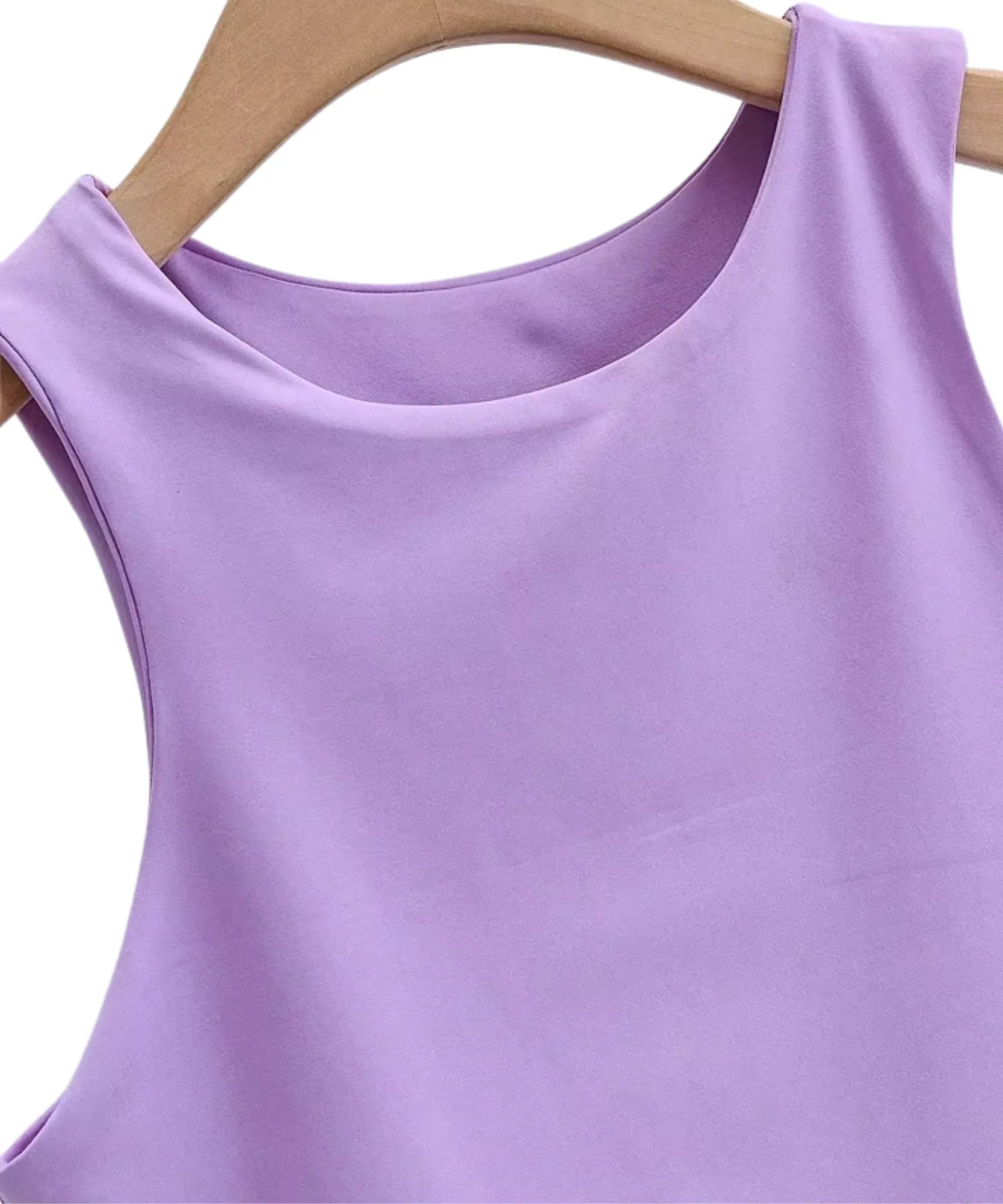 Detalhe do cropped feminino decote redondo lilás, sem modelo