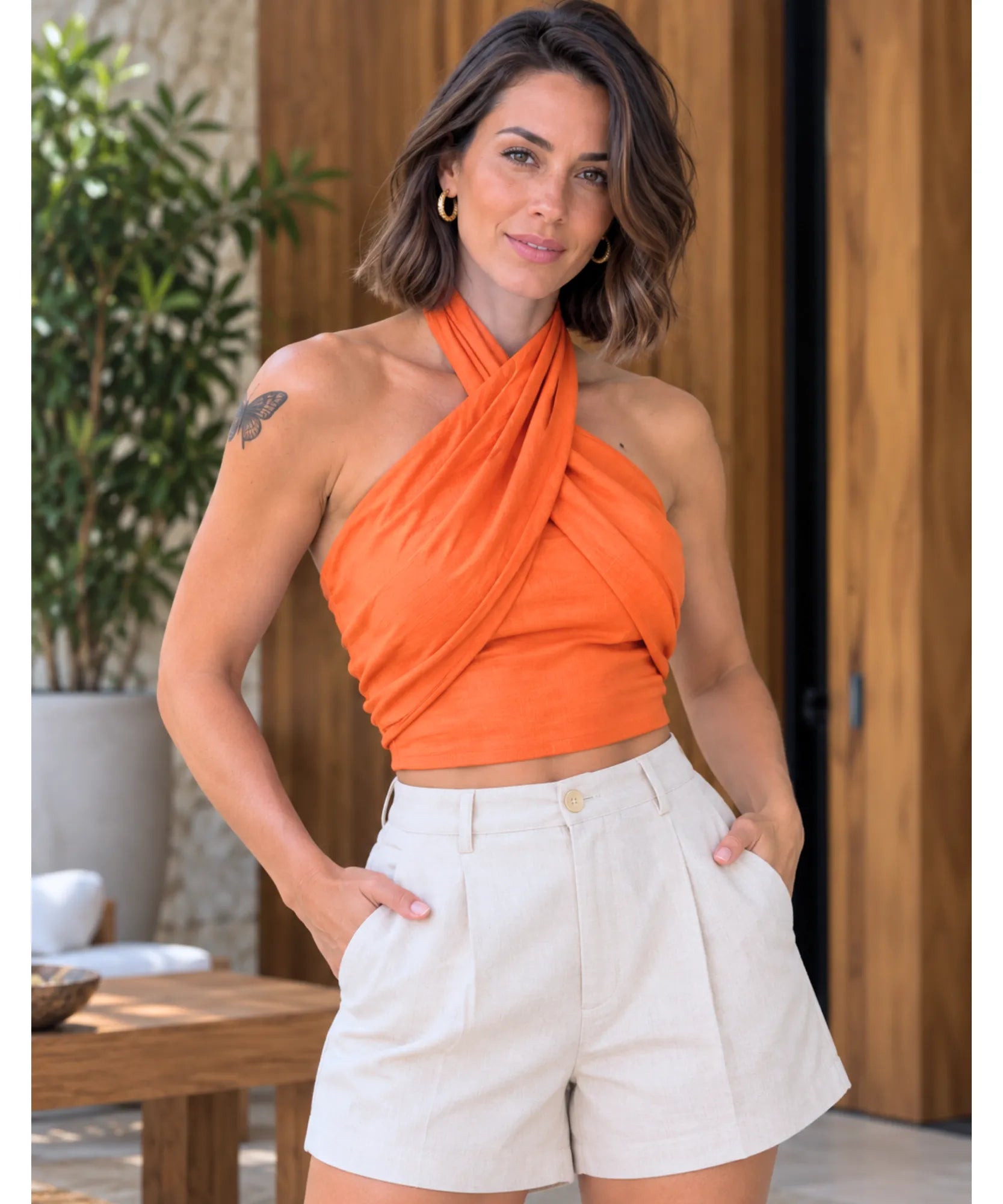 Cropped halter feminino laranja, detalhe do decote