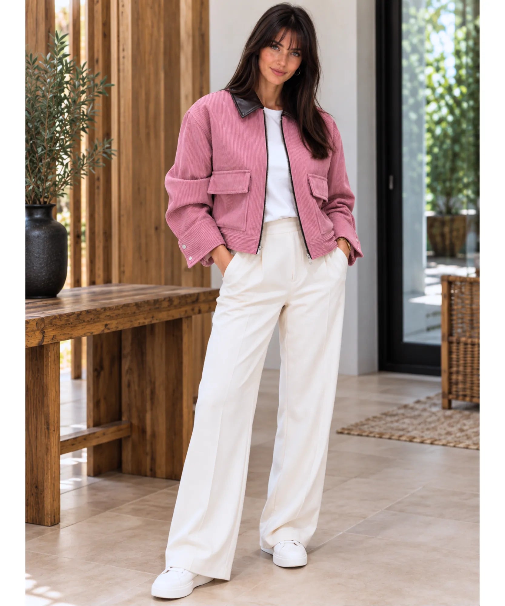 Jaqueta cotelê feminina rosé em look completo com calça off white