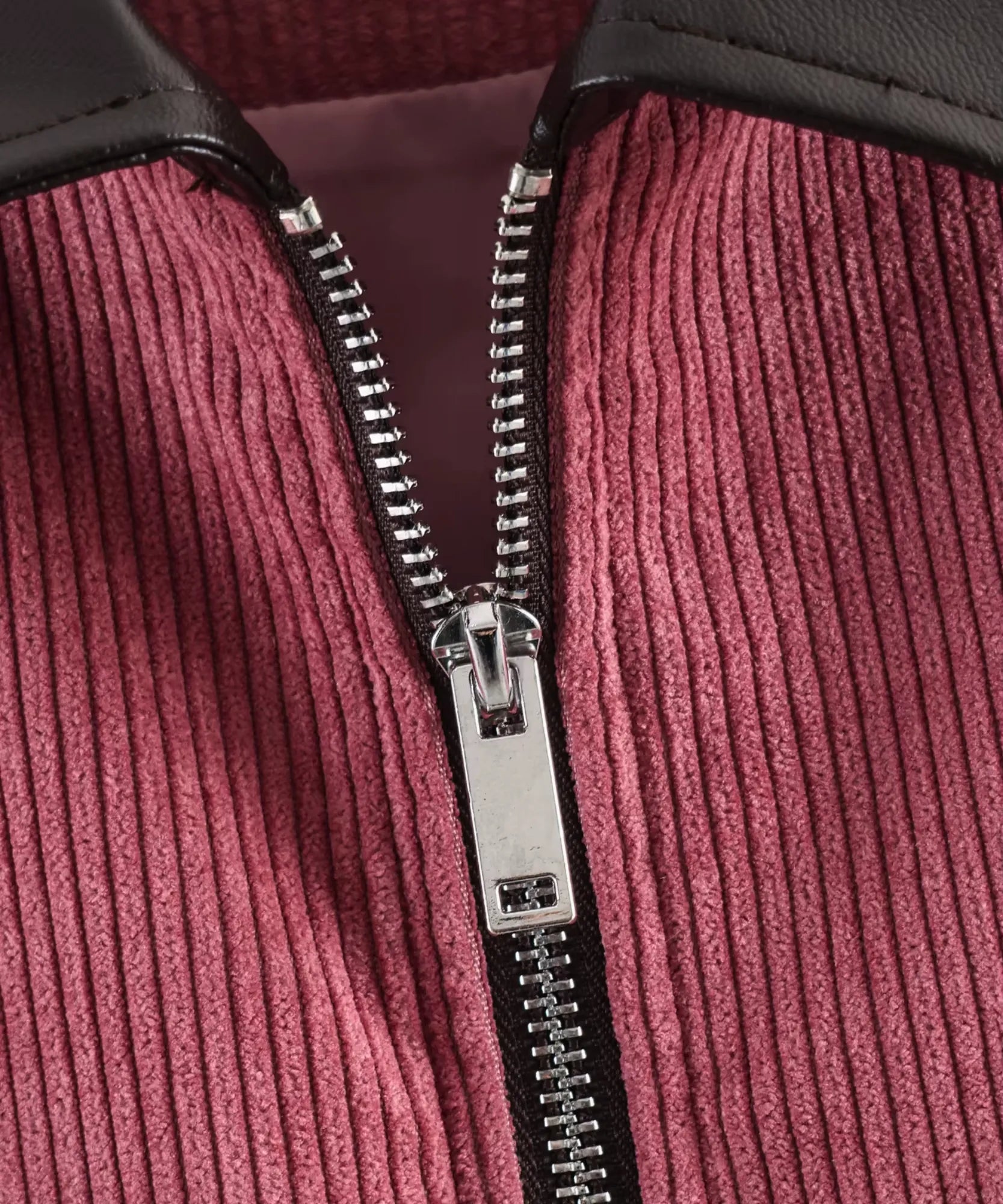 Detalhe do zíper metálico da jaqueta cotelê rosé