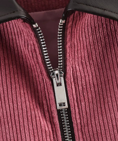 Detalhe do zíper metálico da jaqueta cotelê rosé