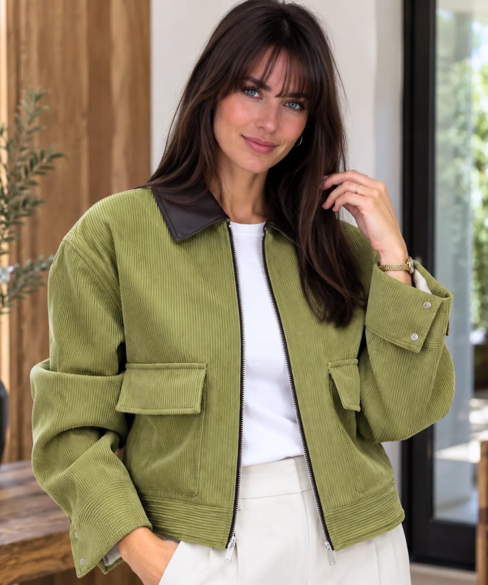 Jaqueta cotelê feminina verde militar com bolsos com aba