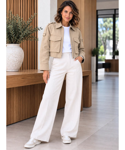 Jaqueta cropped bege em look de corpo inteiro com calça pantalona off white