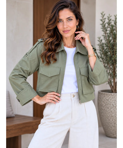 Jaqueta cropped verde militar aberta sobre camiseta branca