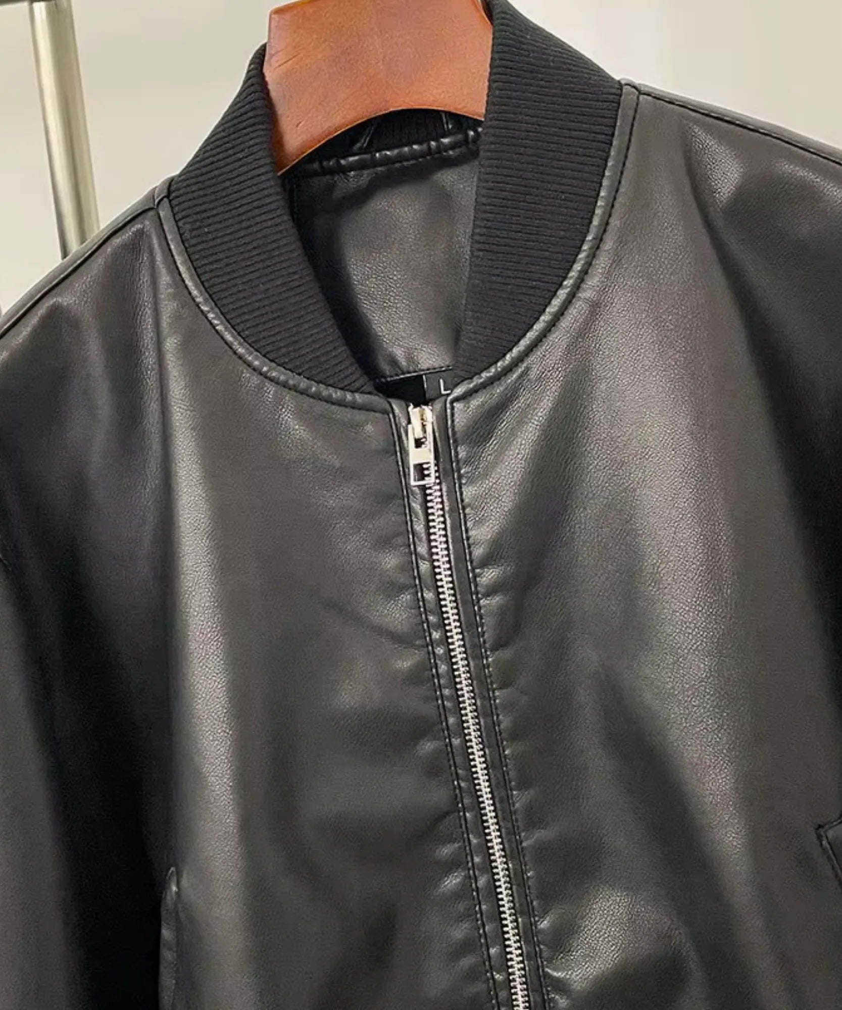 Comprar jaqueta de couro feminina bomber com zíper duplo e acabamento premium ideal para looks modernos e elegantes barato ZARA