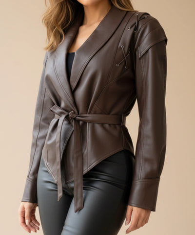 Comprar jaqueta de couro feminina com cinto amarração ilhós ombros estruturados biker preto marrom em promoção ZARA
