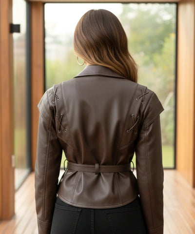 Comprar jaqueta de couro feminina com cinto amarração ilhós ombros estruturados biker preto marrom em promoção ZARA