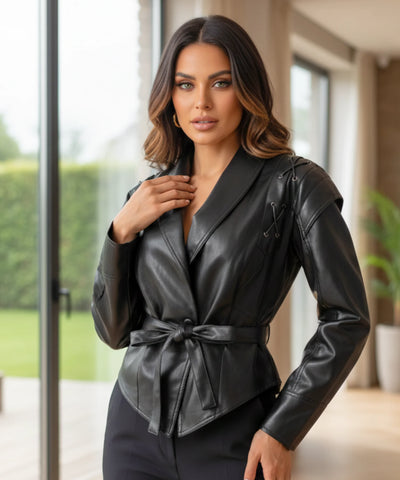 Comprar jaqueta de couro feminina com cinto amarração ilhós ombros estruturados biker preto marrom em promoção ZARA