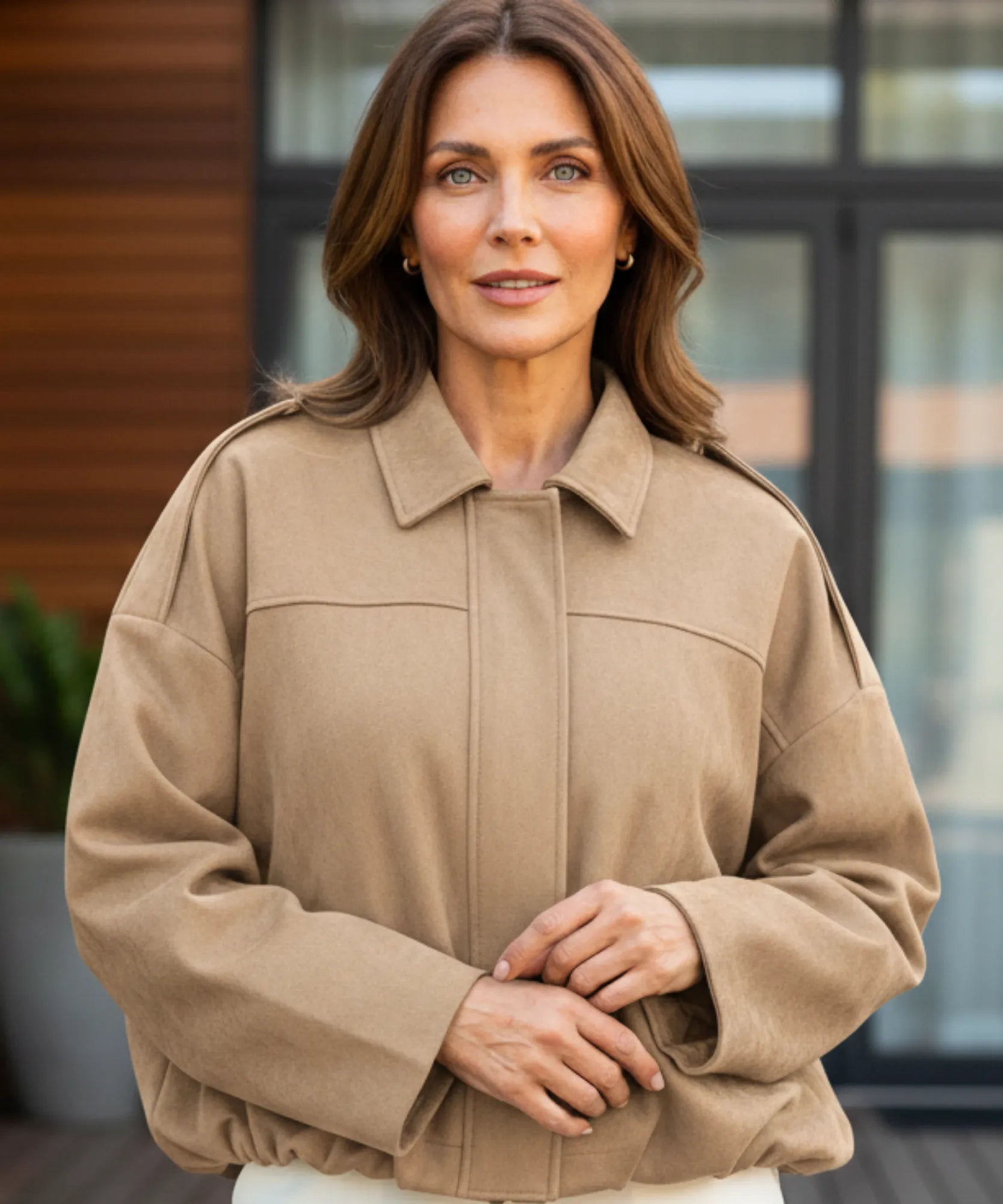 Comprar jaqueta feminina oversized em suede com gola estruturada e estilo urbano elegante para meia estação em promoção ZARA