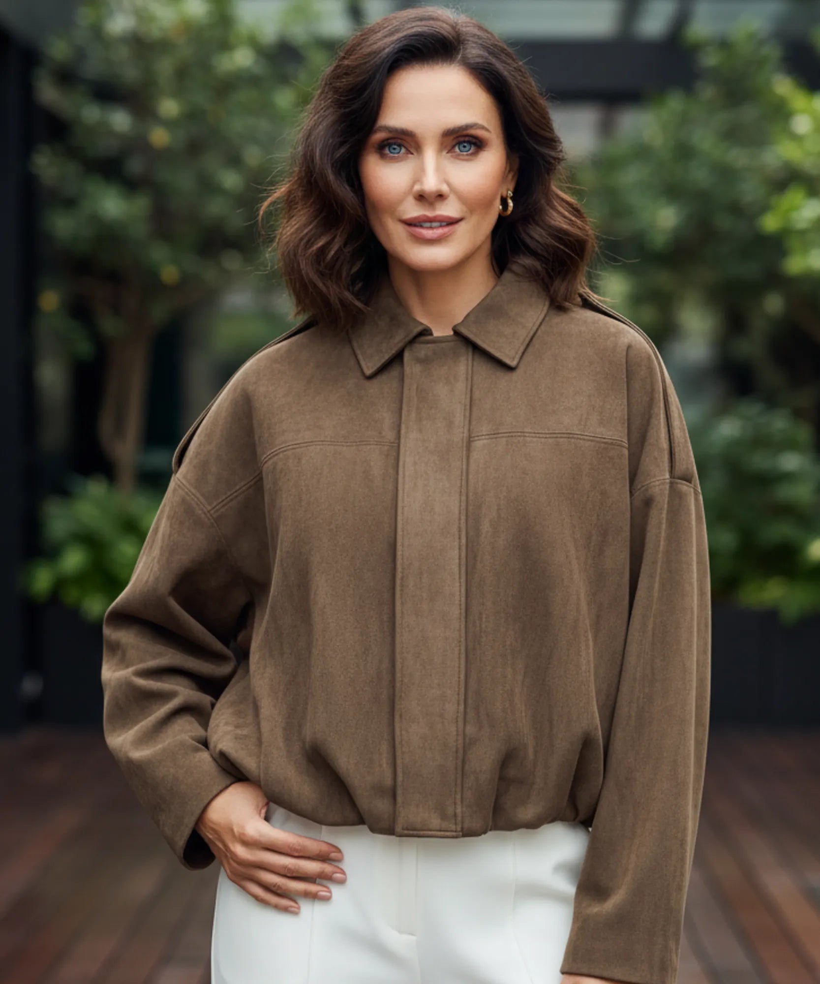 Comprar jaqueta feminina oversized em suede com gola estruturada e estilo urbano elegante para meia estação em promoção ZARA