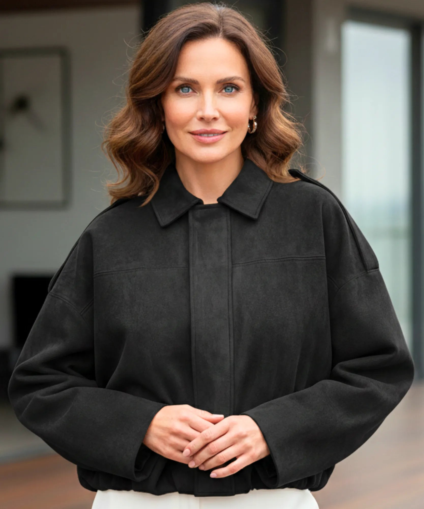 Comprar jaqueta feminina oversized em suede com gola estruturada e estilo urbano elegante para meia estação em promoção ZARA