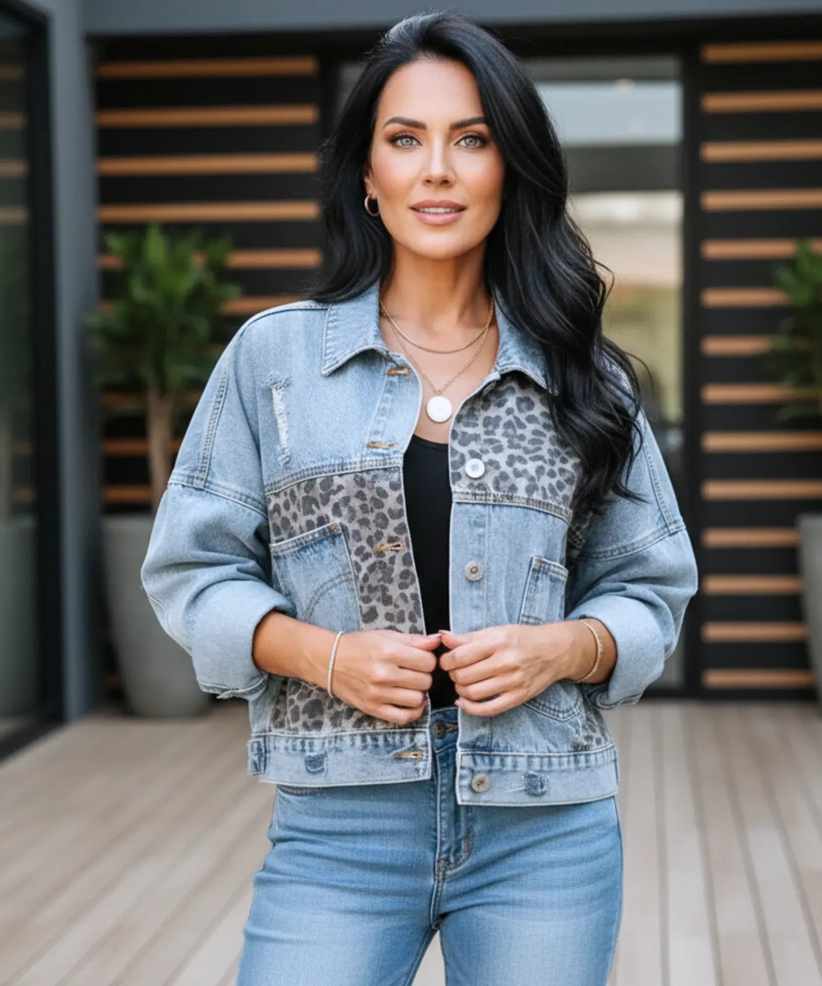 Comprar jaqueta jeans feminina oversized animal print botões duplos casual urbano em promoção ZARA