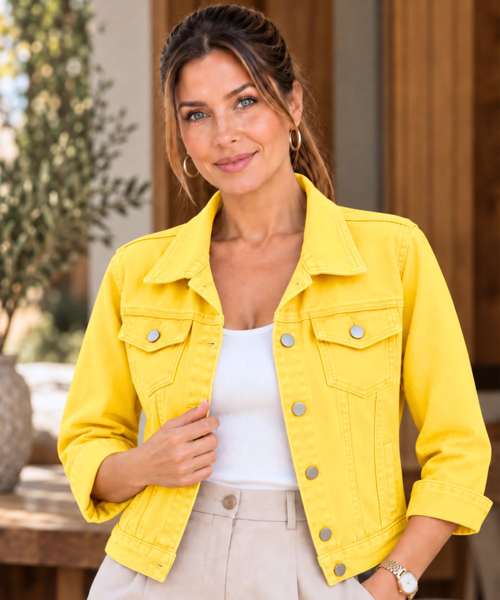 Jaqueta jeans feminina oversized denim premium amarelo, modelo usando