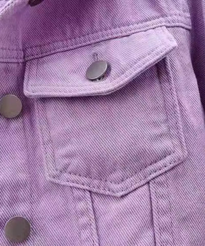Detalhe do bolso e botão metálico da jaqueta jeans feminina oversized denim premium