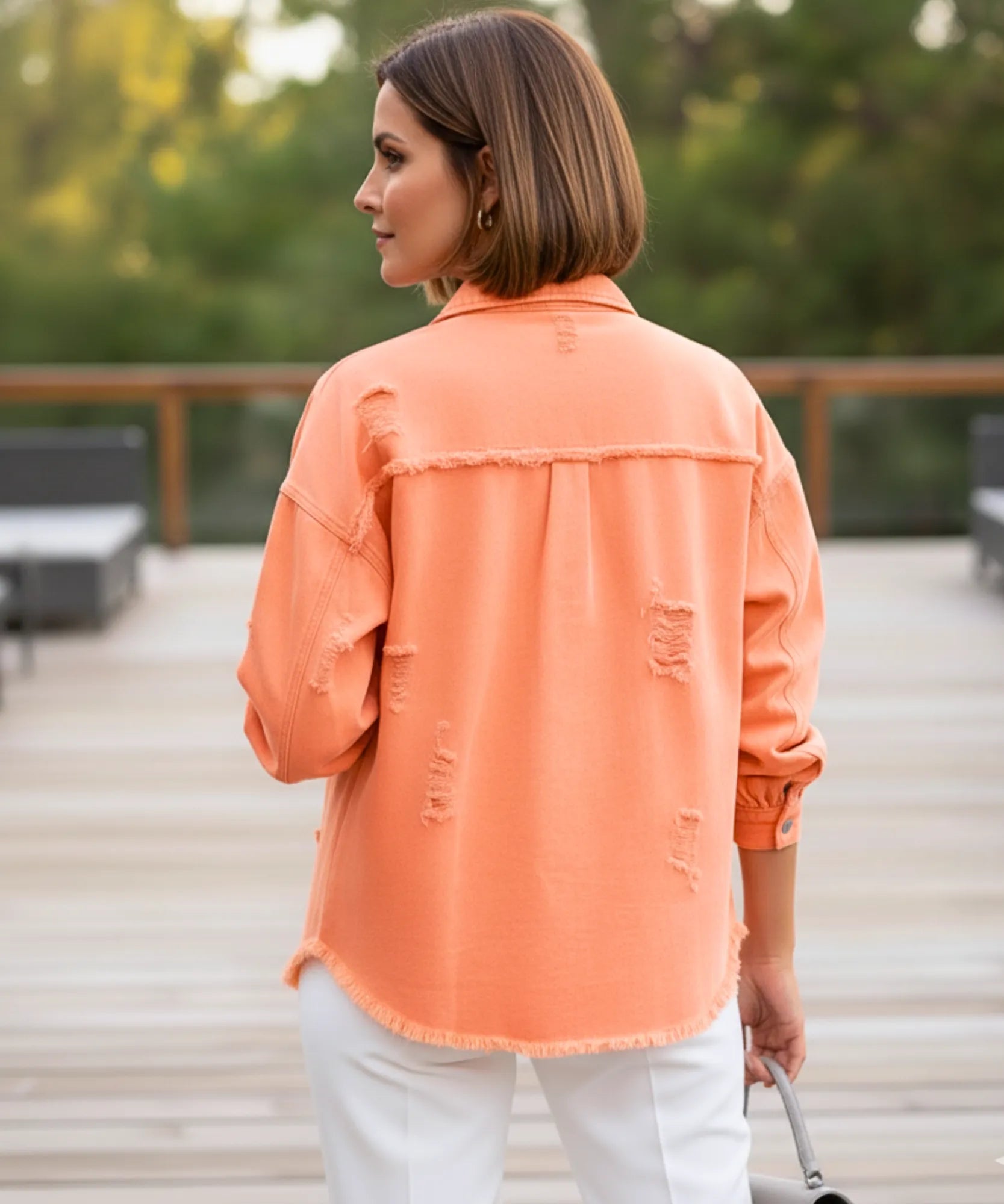 Comprar Jaqueta jeans destroyed feminina oversized com bolsos e botões em look casual moderno ANELLIMN