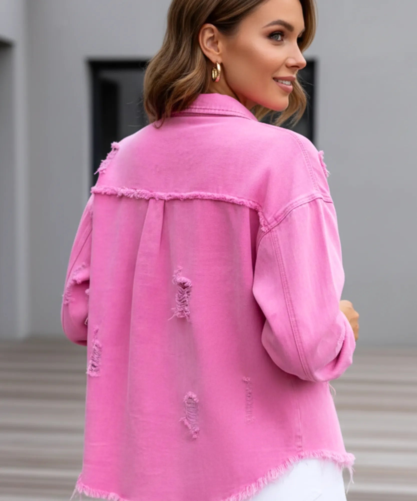 Comprar Jaqueta jeans destroyed feminina oversized com bolsos e botões em look casual moderno ANELLIMN