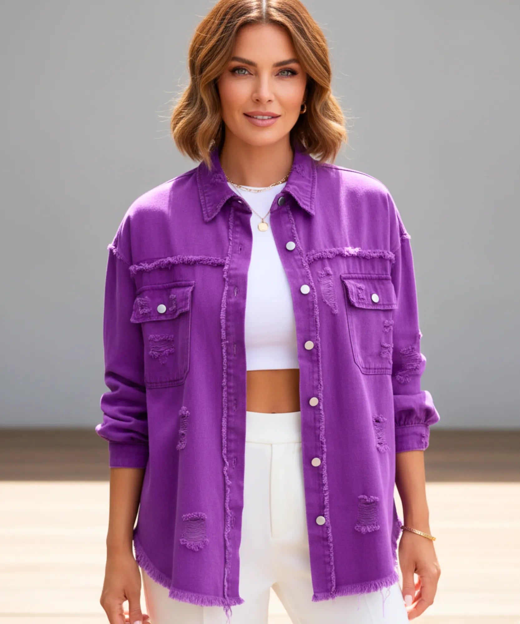 Comprar Jaqueta jeans destroyed feminina oversized com bolsos e botões em look casual moderno ANELLIMN