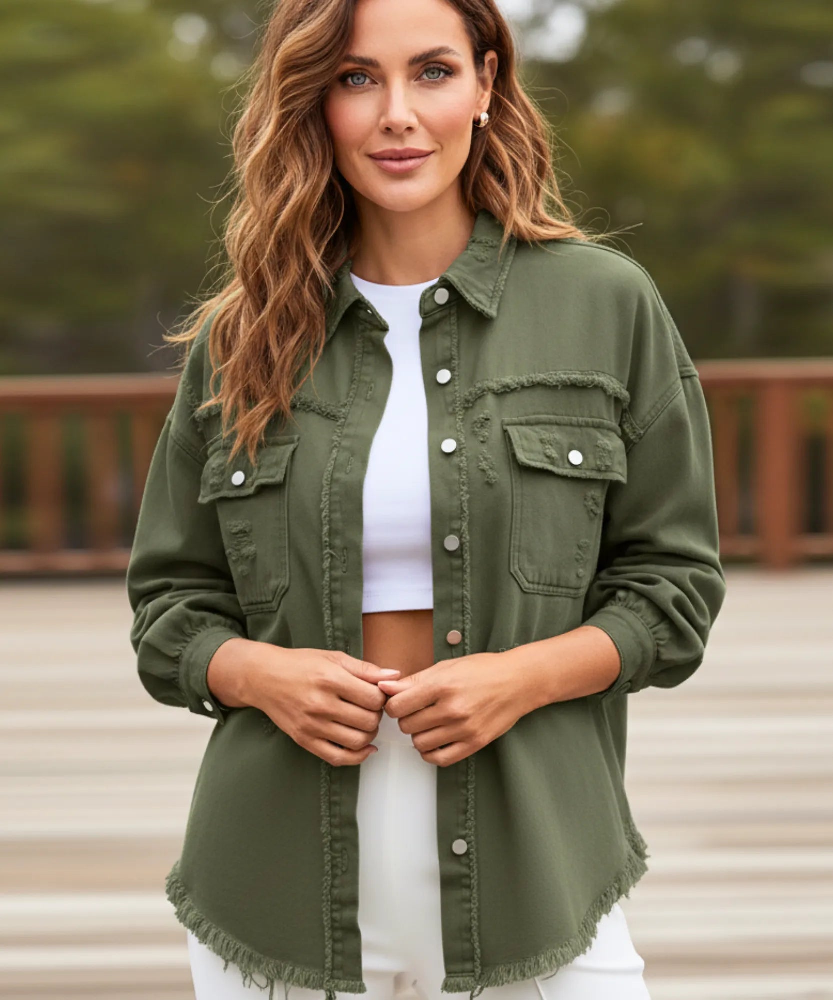 Comprar Jaqueta jeans destroyed feminina oversized com bolsos e botões em look casual moderno ANELLIMN