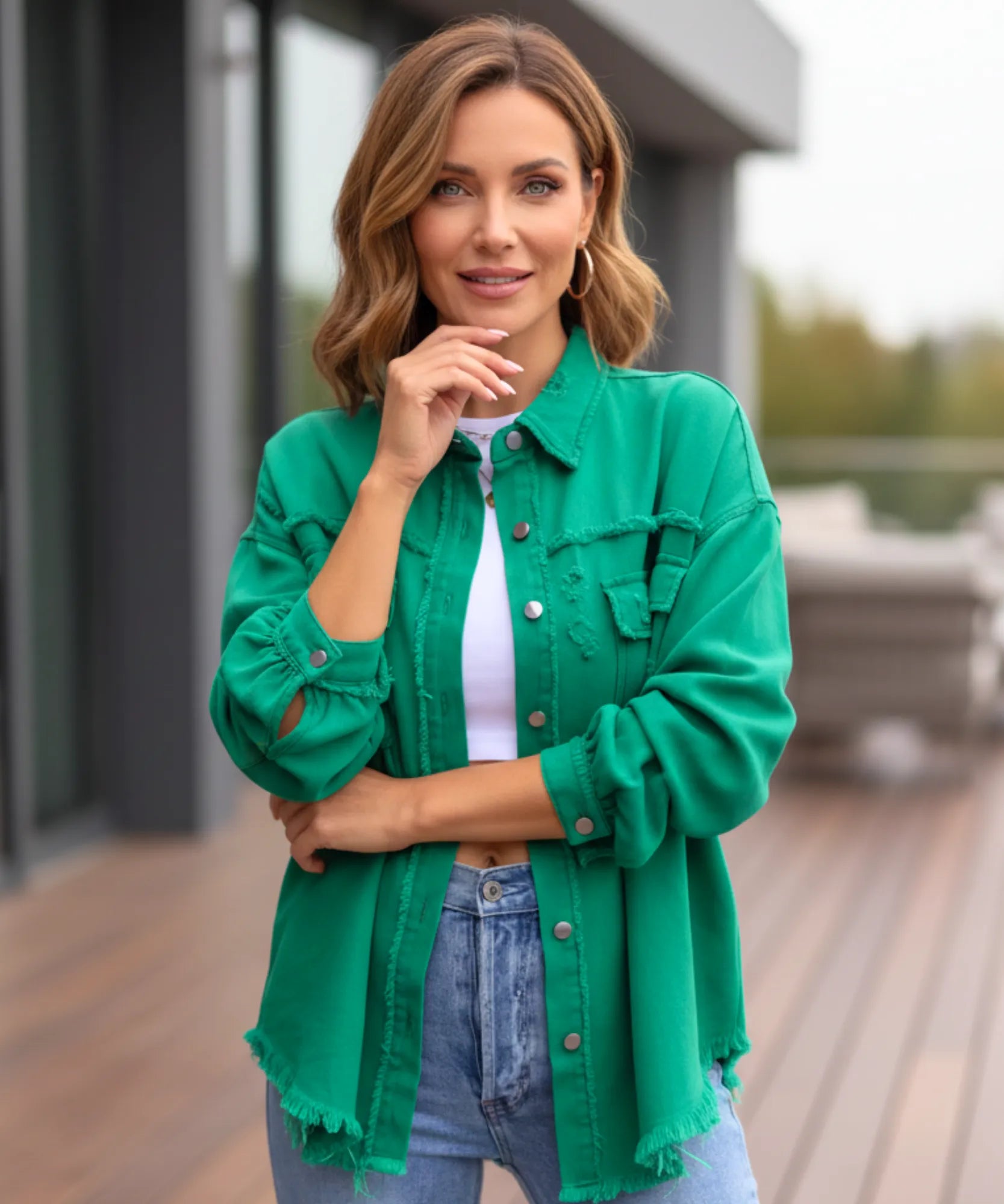 Comprar Jaqueta jeans destroyed feminina oversized com bolsos e botões em look casual moderno ANELLIMN