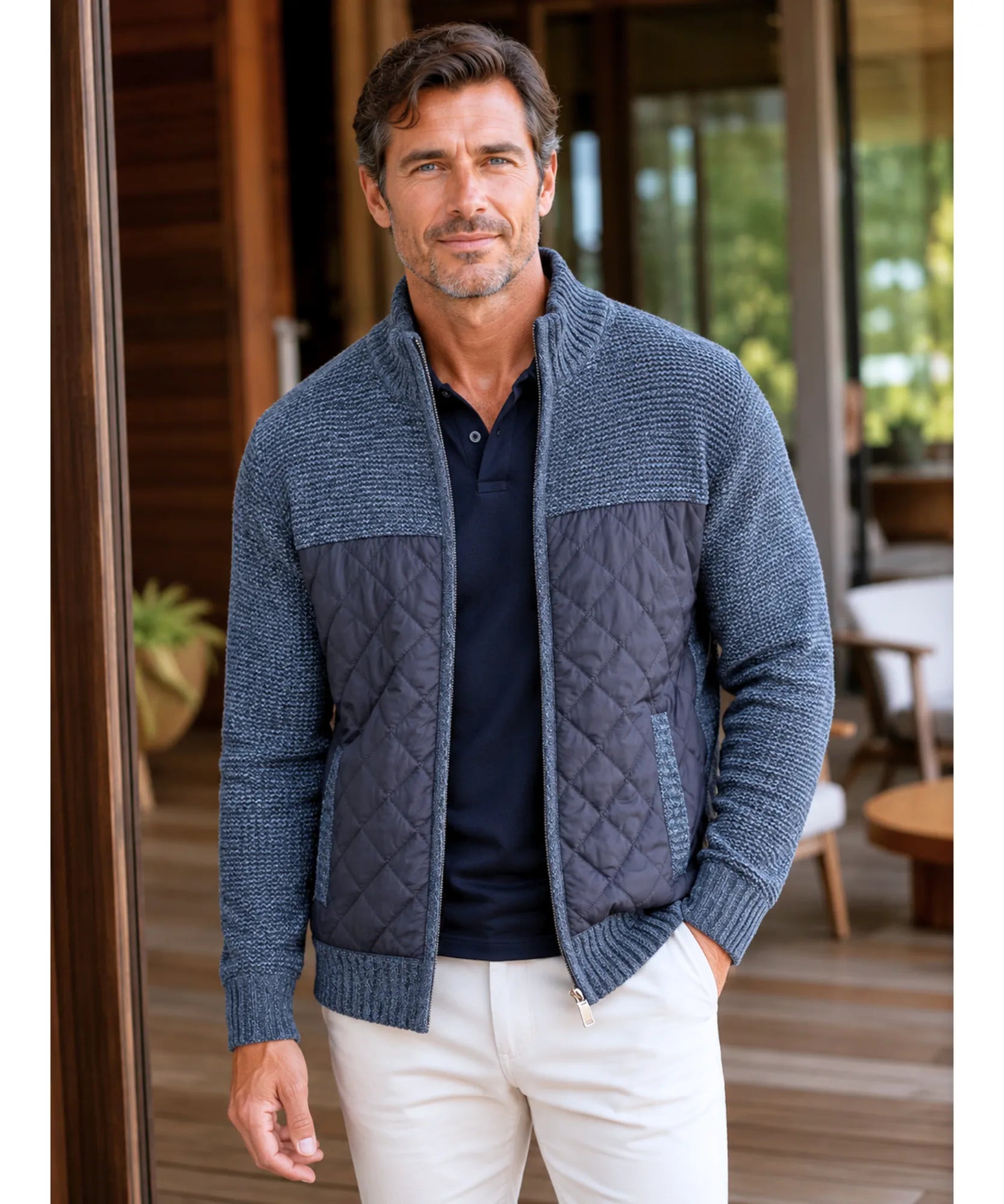 Look masculino com jaqueta matelassê de tricot azul mescla sobre polo azul marinho e calça off white | Won Anellimn
