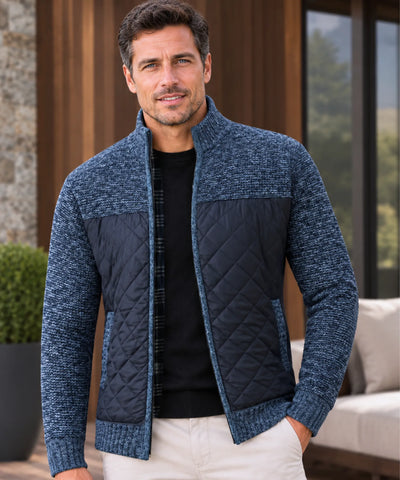 Jaqueta masculina matelassê de tricot azul mescla com forro acolchoado e zíper, vista de frente na modelo — cor Azul | Won Anellimn