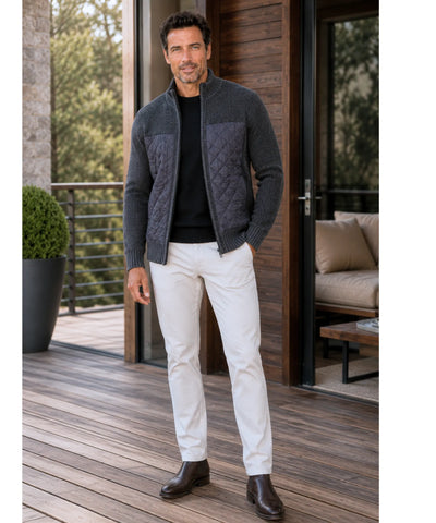 Modelo de corpo inteiro usando jaqueta masculina matelassê de tricot cinza escuro com calça branca e bota | Won Anellimn