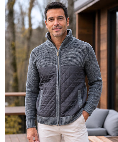 Jaqueta masculina matelassê de tricot cinza escuro com zíper aberto, mostrando bolsos frontais e barra canelada | Won Anellimn