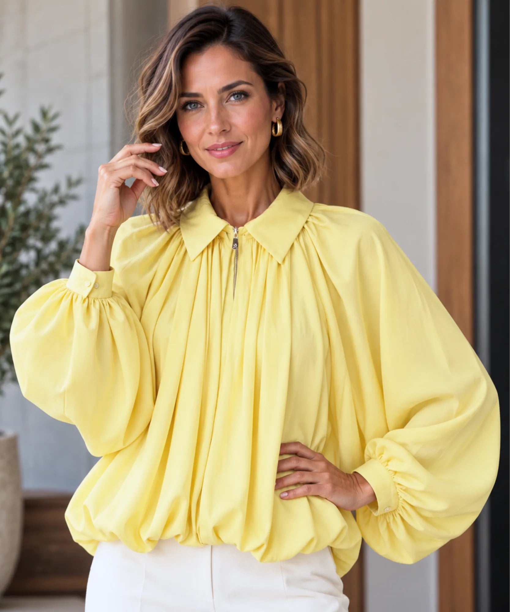 Jaqueta oversized feminina amarela, vista frontal com manga bufante e zíper dourado