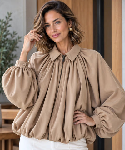 Jaqueta oversized feminina caqui, frente com as mãos na cintura