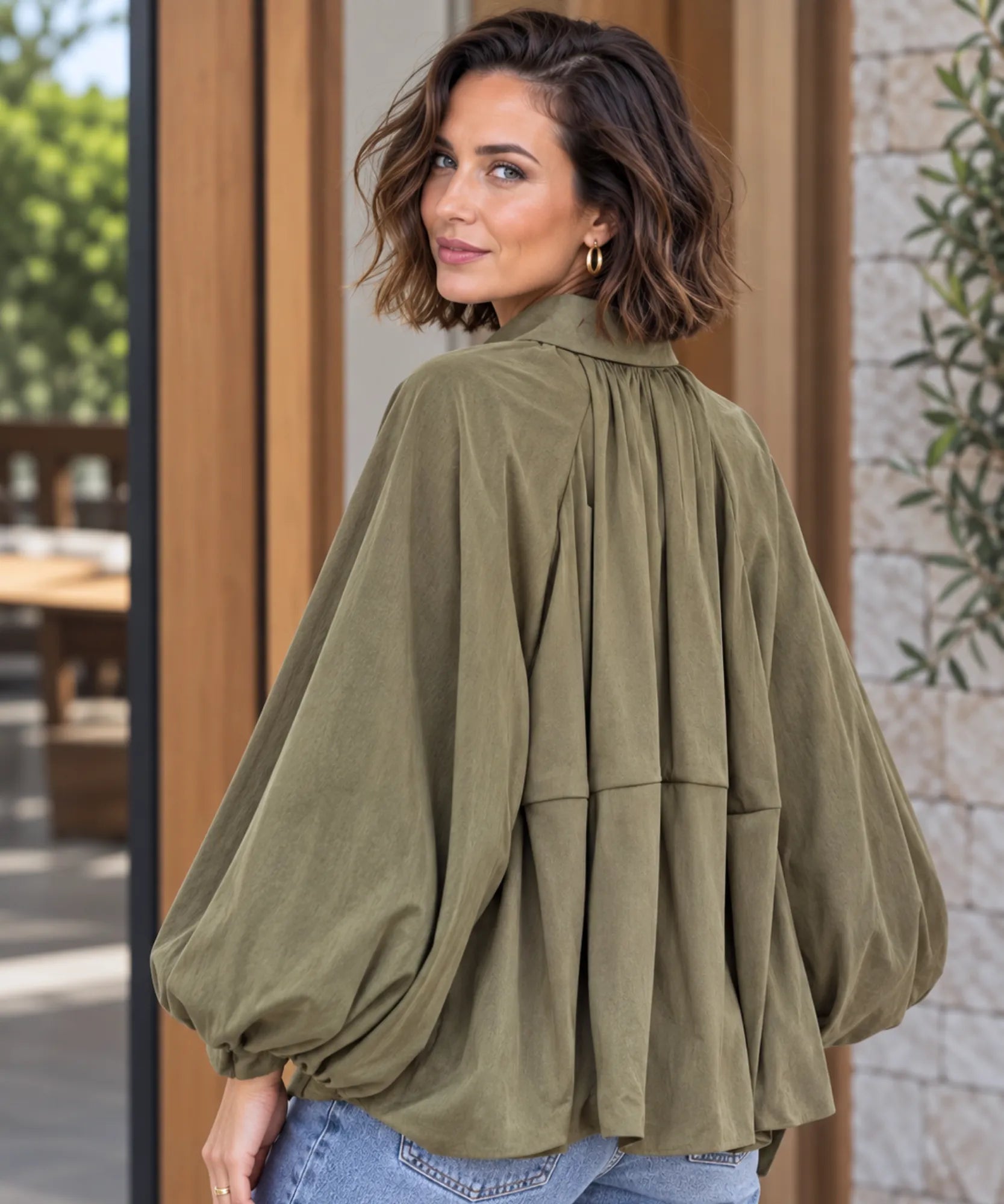 Jaqueta oversized feminina verde militar, vista de costas