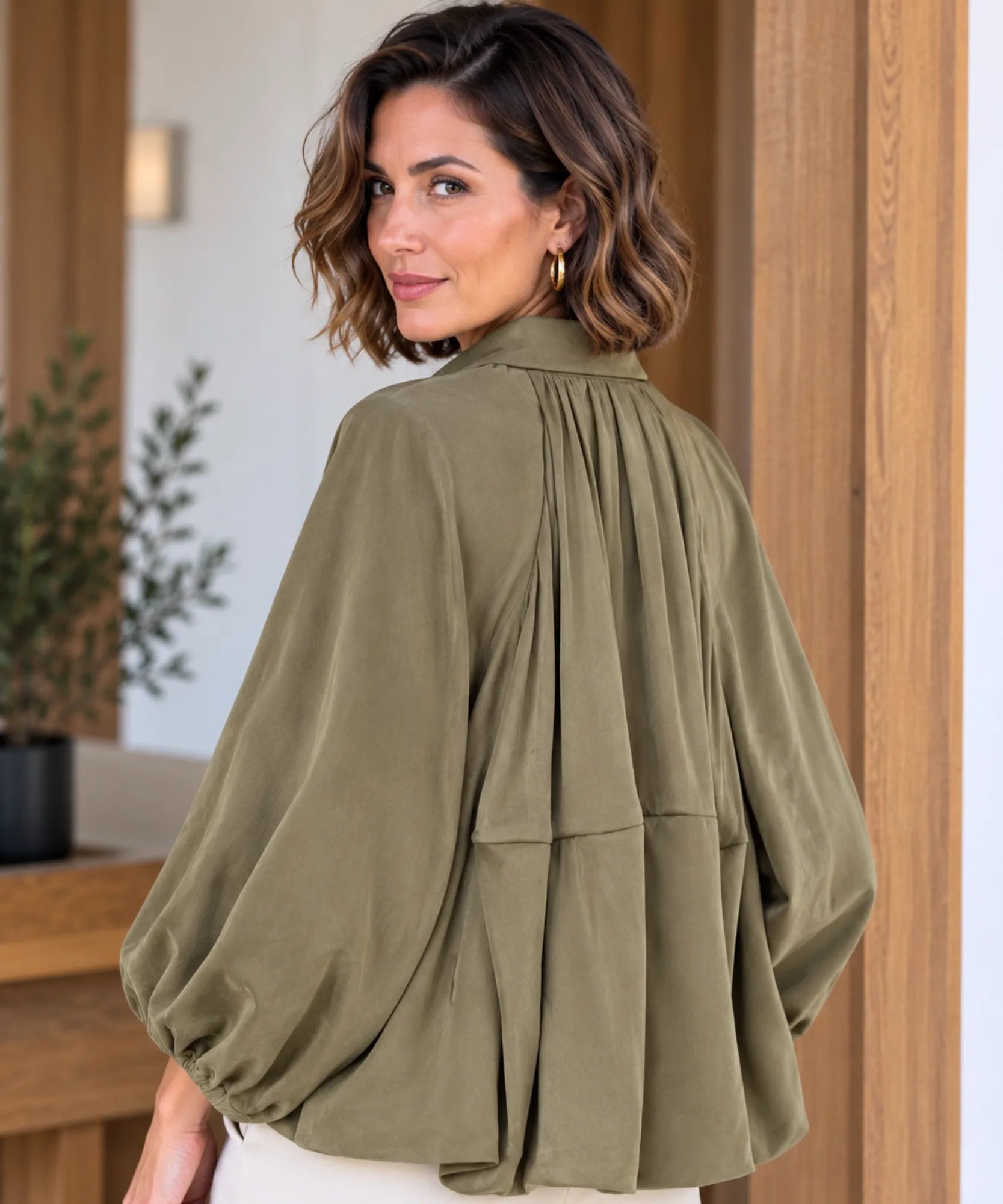 Jaqueta oversized feminina verde militar, vista de costas com franzido na barra