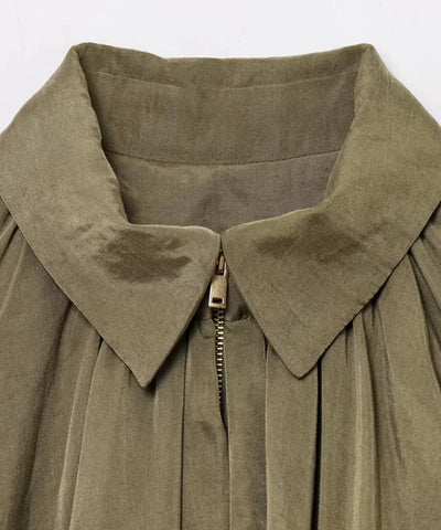 Detalhe do zíper dourado e colarinho da jaqueta oversized feminina verde militar