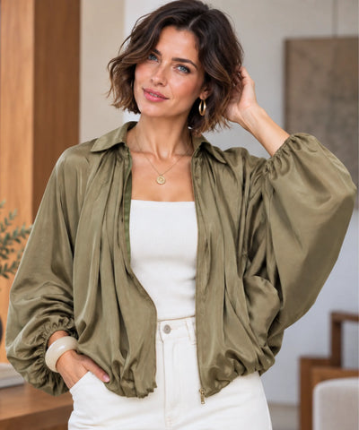 Jaqueta oversized feminina verde militar, vista frontal com fundo claro