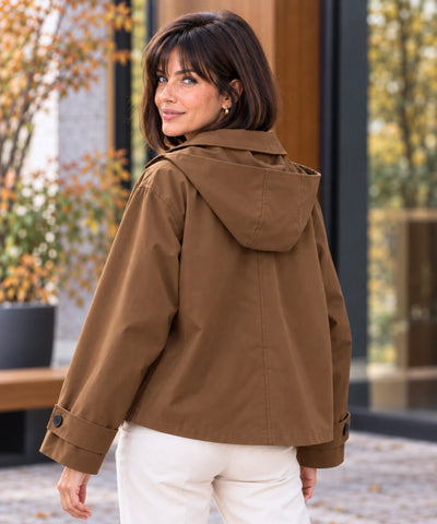 Jaqueta parka feminina marrom vista de costas com capuz