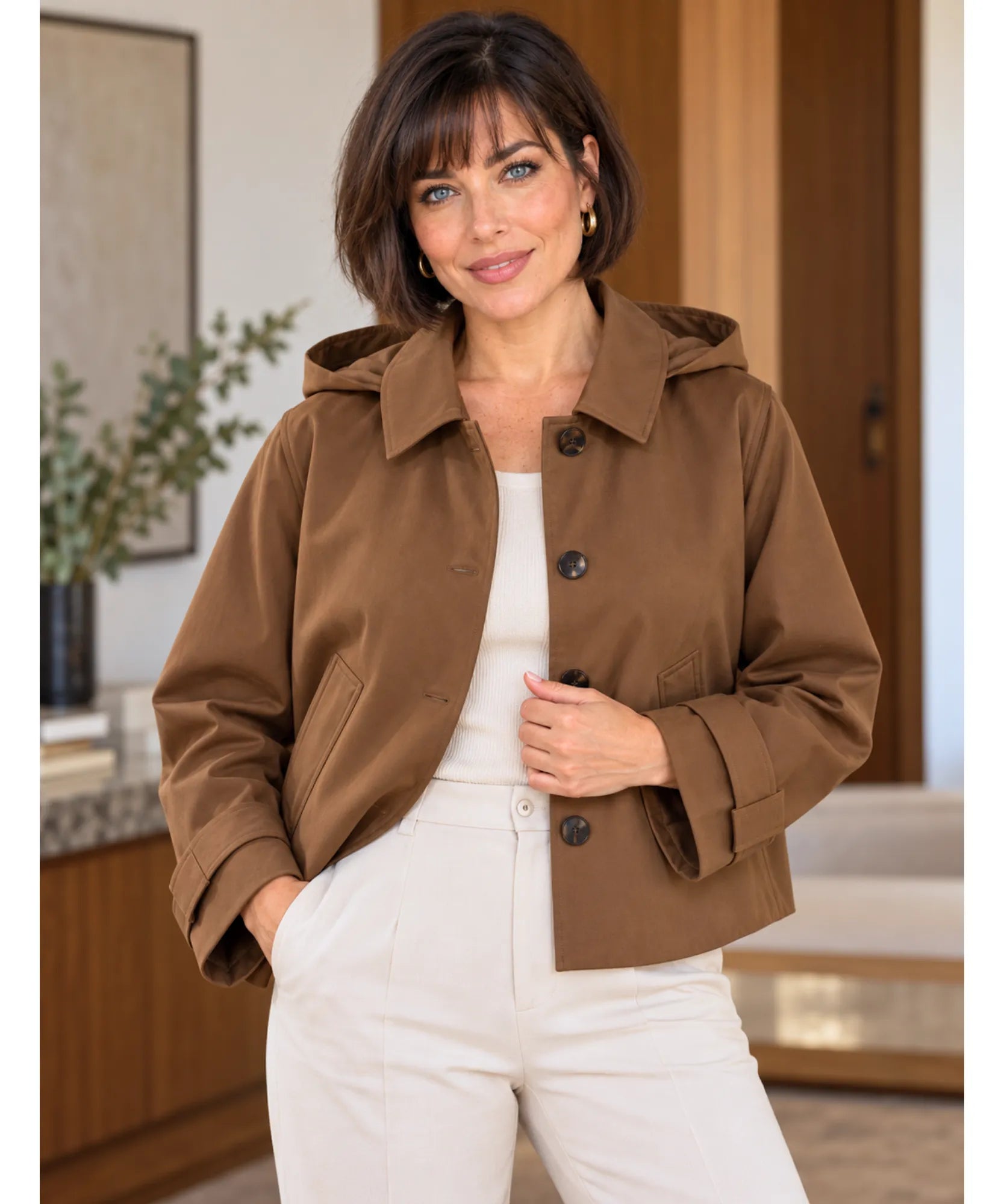 Jaqueta parka feminina marrom aberta sobre blusa branca