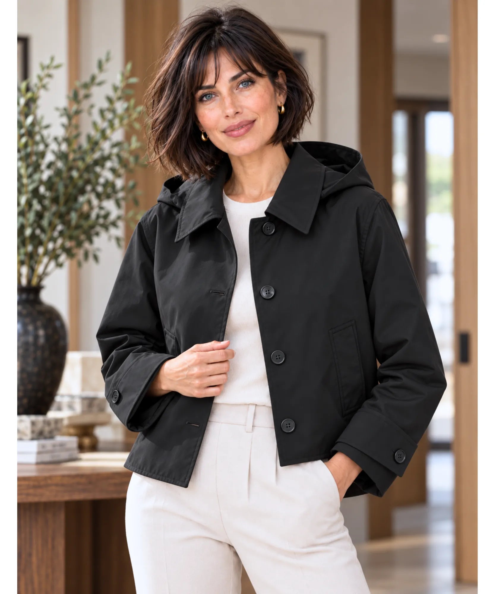 Jaqueta parka feminina preta aberta com calça branca