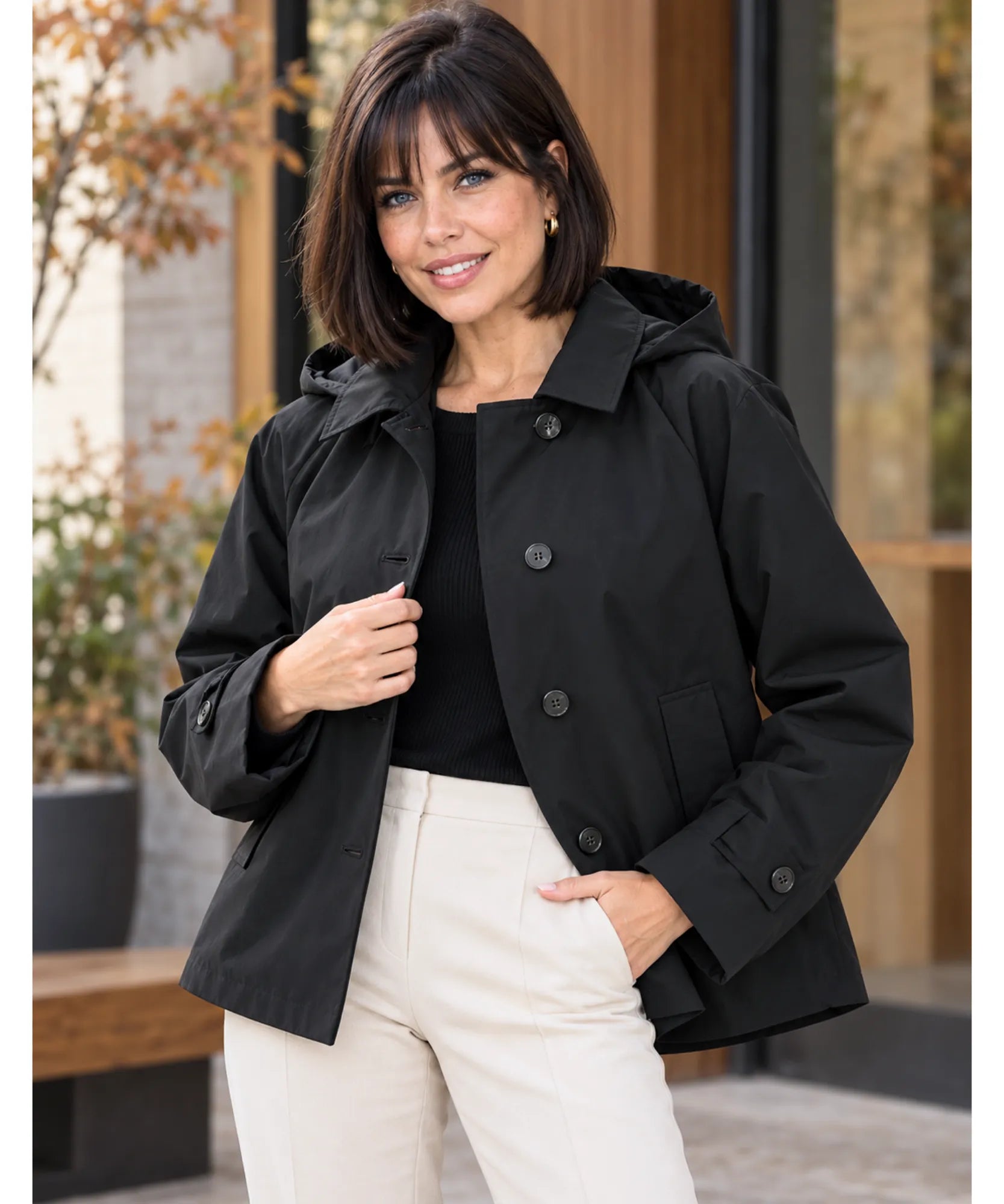 Jaqueta parka feminina preta sobre blusa preta