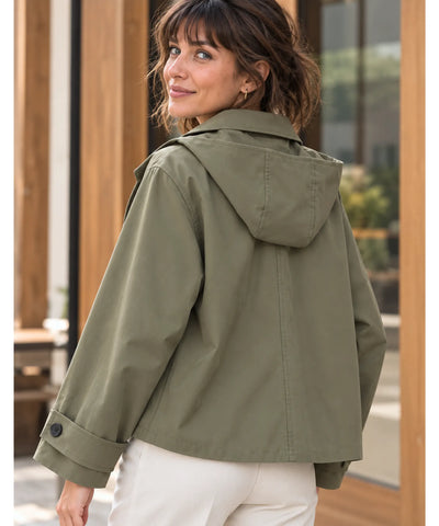 Jaqueta parka feminina verde militar vista de costas com capuz