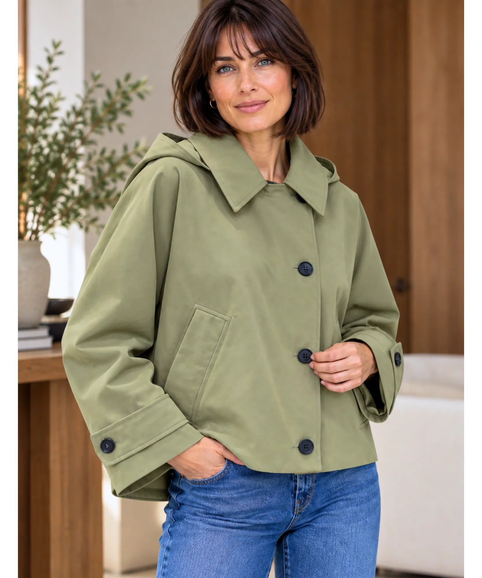 Jaqueta parka feminina verde militar com calça jeans