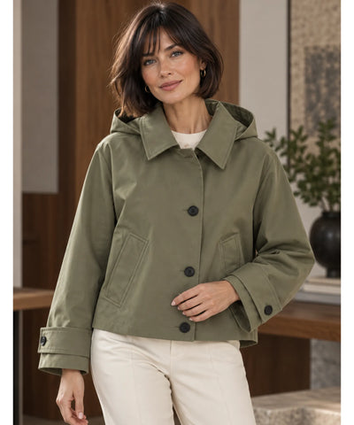 Jaqueta parka feminina verde militar abotoada vista de frente