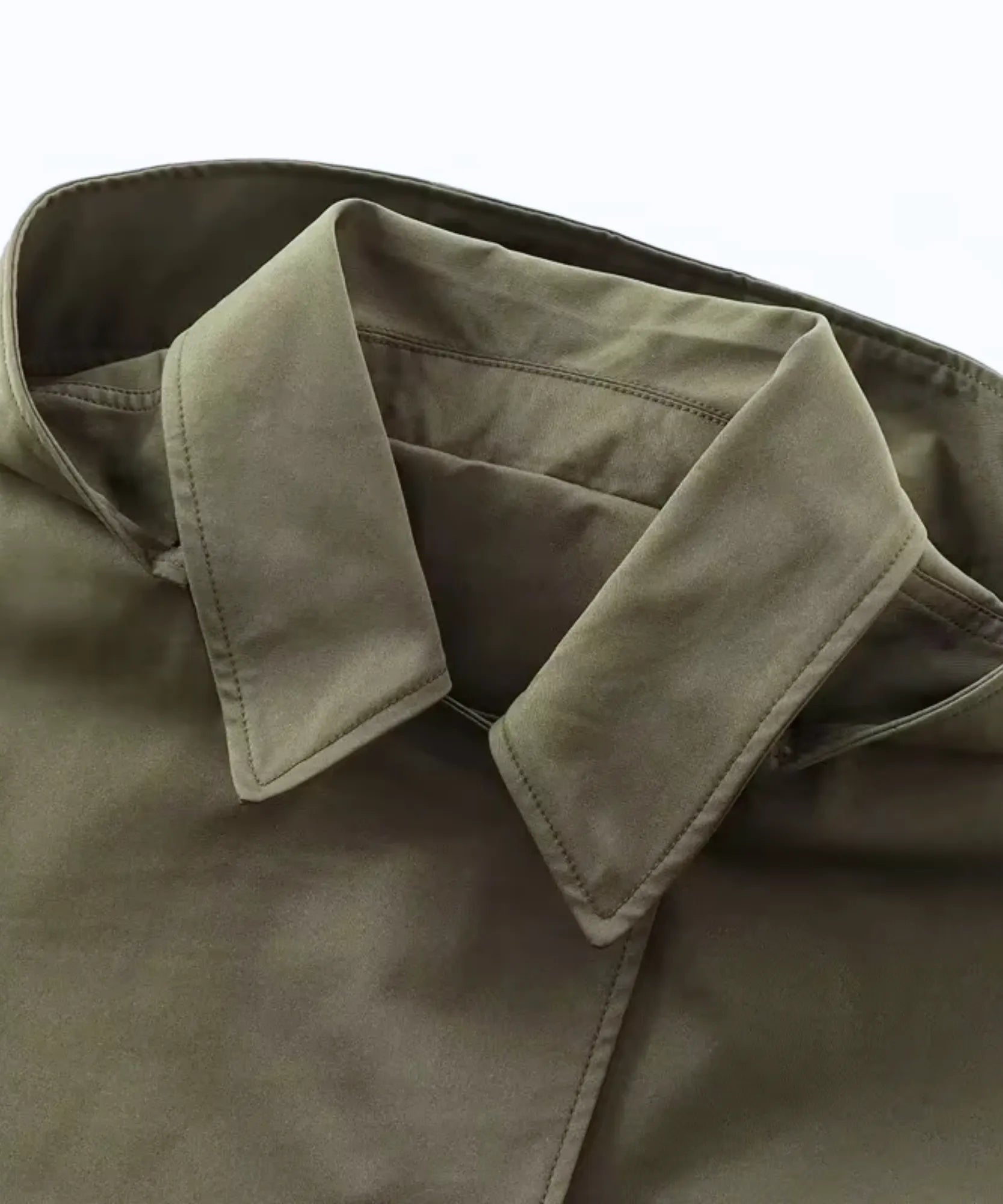 Detalhe da gola de lapela da jaqueta parka verde militar
