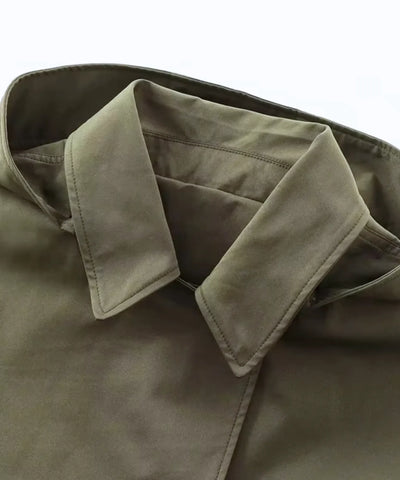 Detalhe da gola de lapela da jaqueta parka verde militar