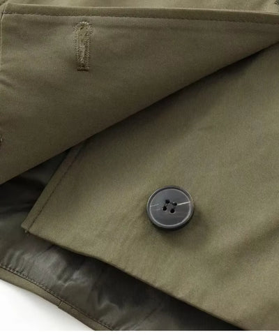 Detalhe do botão e do bolso da jaqueta parka verde militar