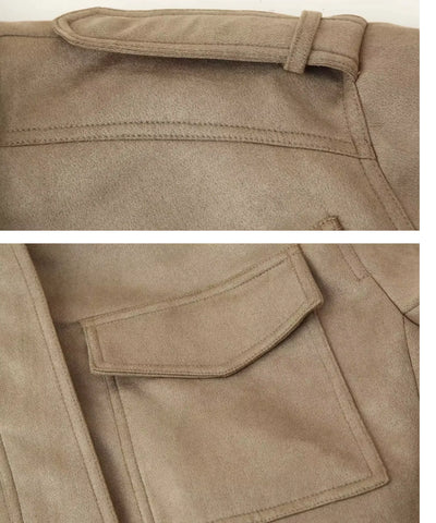 Detalhe da ombreira e do bolso com aba da jaqueta suede bege