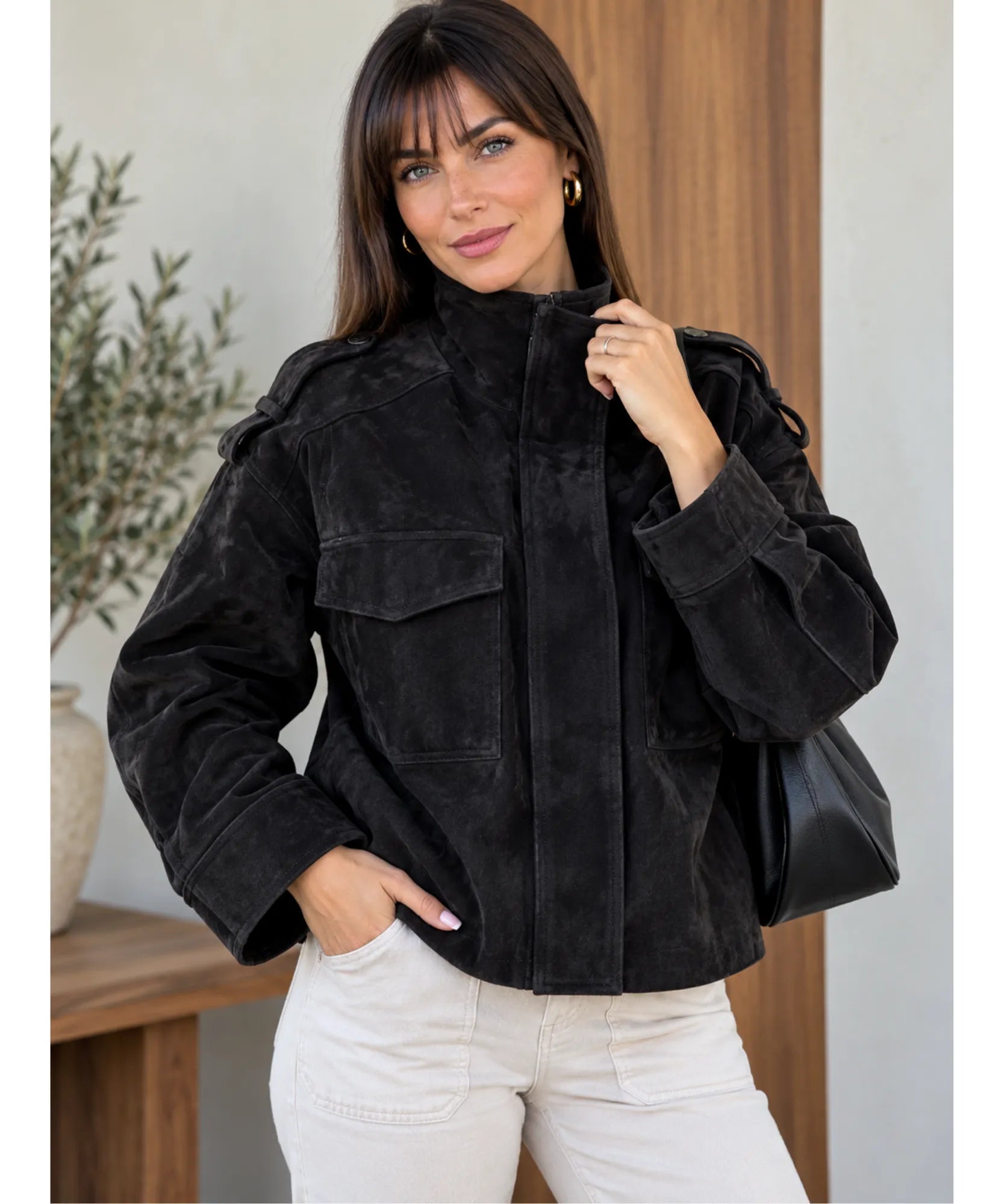 Jaqueta de camurça cinza em look casual com bolsa preta