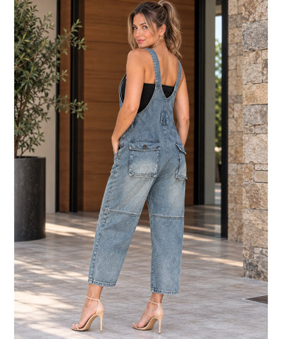 Jardineira jeans feminina azul vista de costas com bolso traseiro e alças cruzadas
