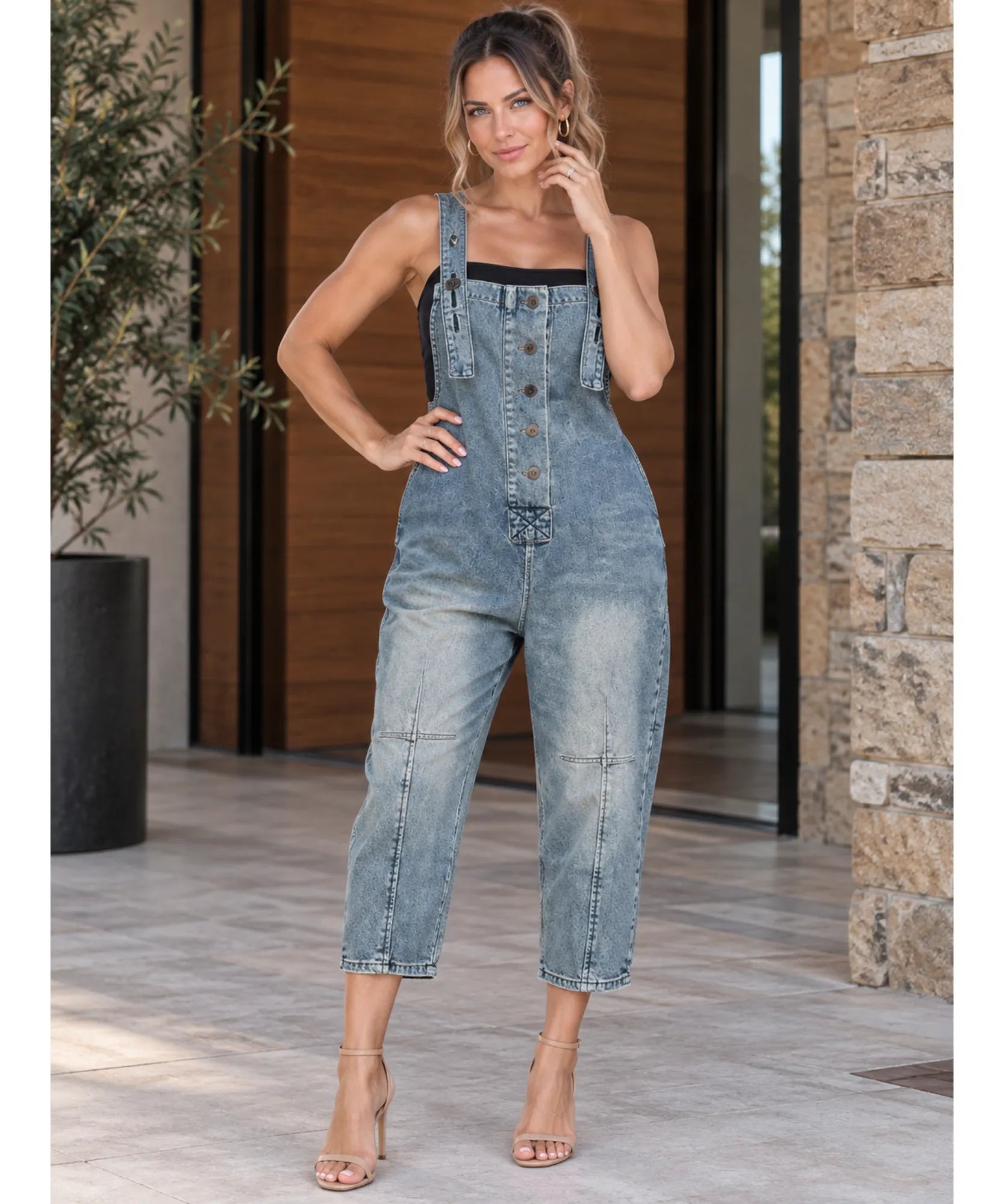 Jardineira jeans feminina azul vista de perfil mostrando o caimento boyfriend