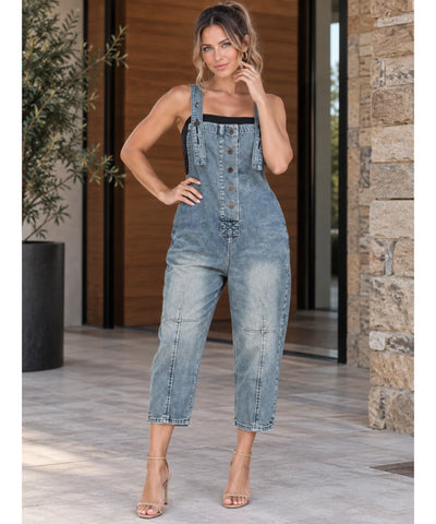 Jardineira jeans feminina azul vista de perfil mostrando o caimento boyfriend