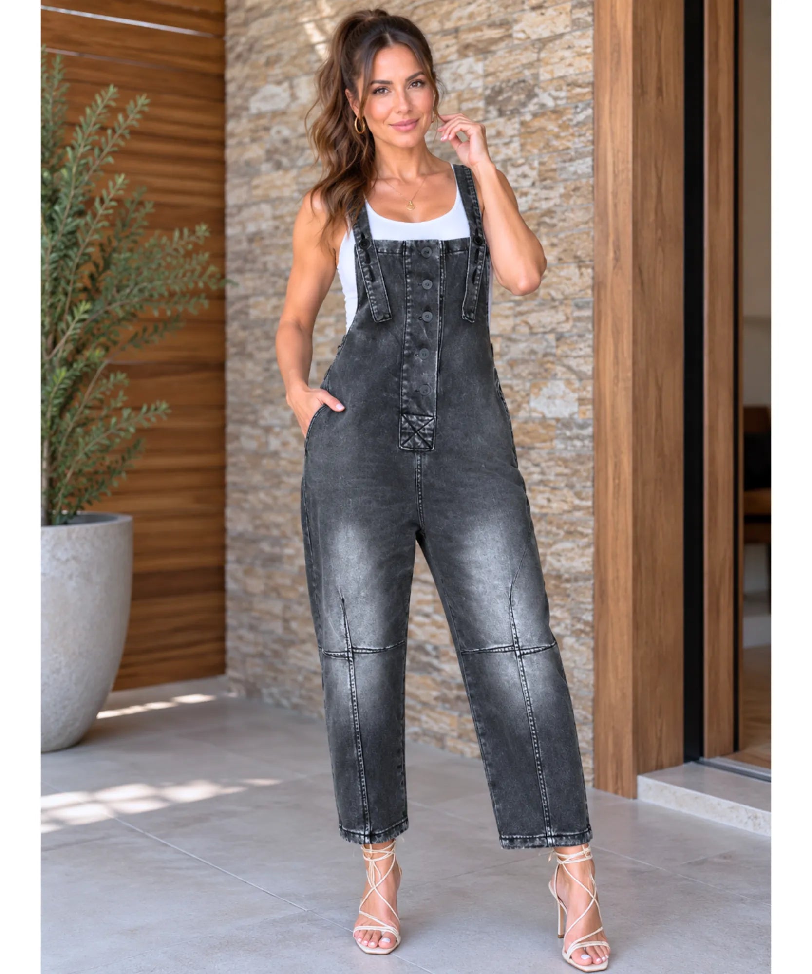 Jardineira jeans feminina preta estilo boyfriend com botões metálicos