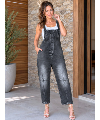 Jardineira jeans feminina preta estilo boyfriend com botões metálicos